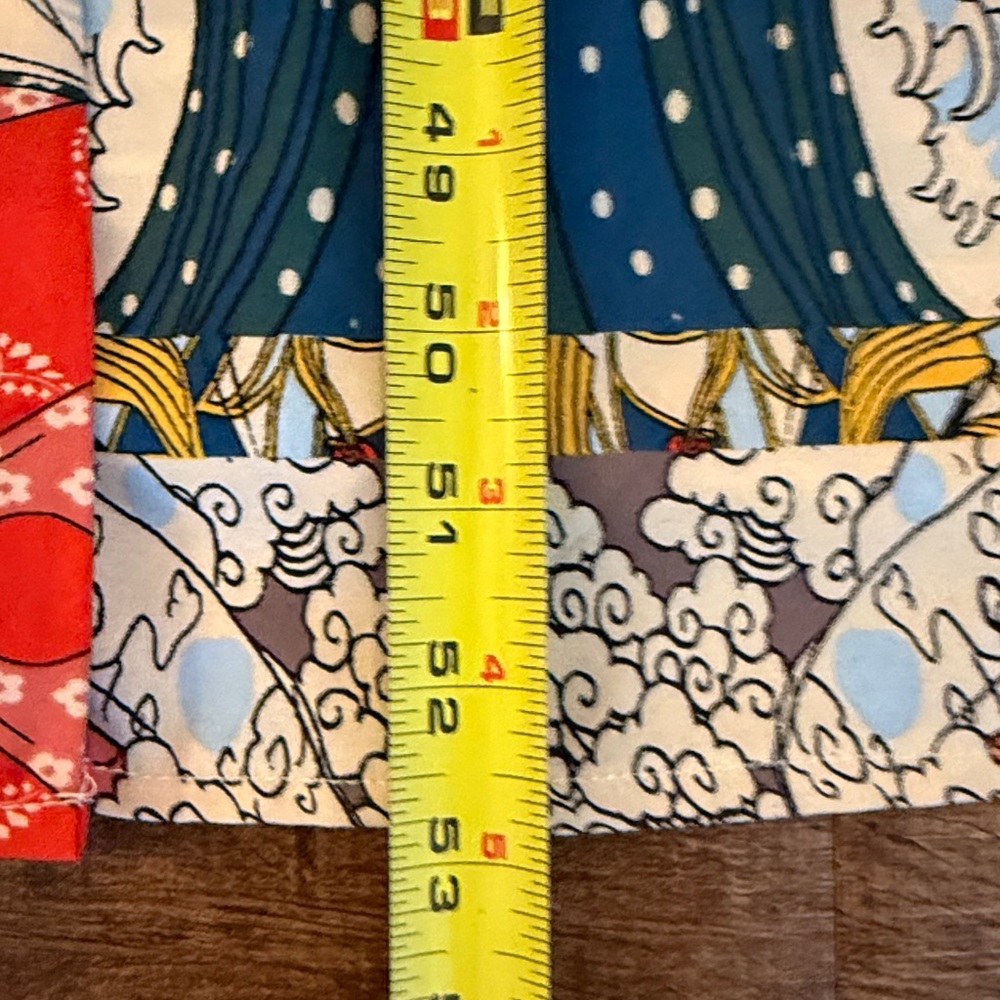 Kimono one size fits all!  
Traditional scenes on the fabric.
New, no tags. - Picture 5 of 8